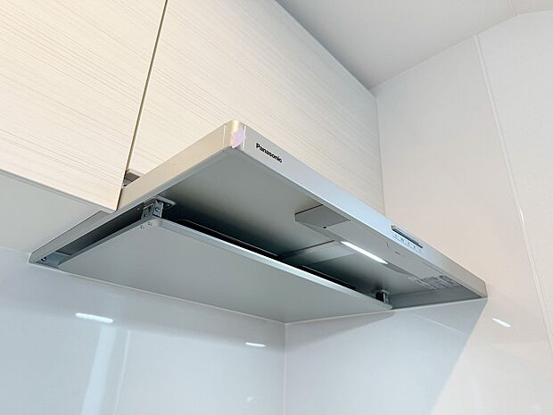 【換気扇】ステンレスの鈍い輝きが高級感を醸し出す換気扇。従来タイプよりも換気効果に優れ、フィルター交換もお掃除も容易になりました。