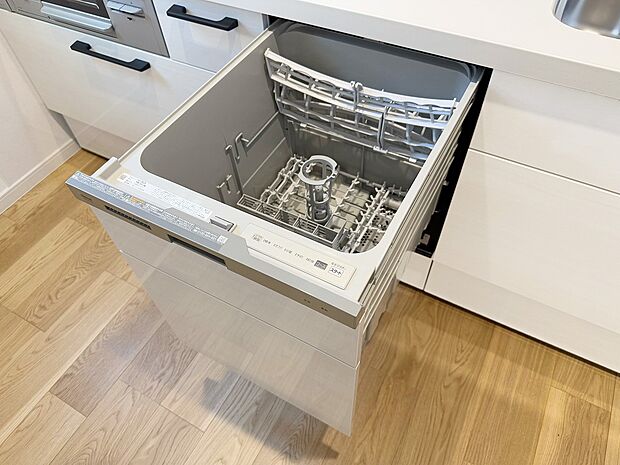 【食器洗乾燥機】手間をかけずに食後の後片付けができる食器洗乾燥機。食器の出し入れがスムーズなスライドタイプ。節水効果だけでなく、効率的に洗い物を配置できるようにラックがついています。