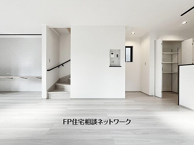 【リビング】想像以上の質感が訪れる者の心を離さない。フローリング素材、窓の配置、壁面タイル、カラーバランス、どれをとってもワンランク上の仕上がり。