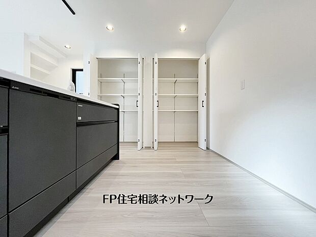 【キッチン】広々キッチンは収納も大容量。お鍋やフライパン、油や調味料はもちろんのこと、ビールや非常食なども収納できるほどの収納スペースを確保しています。