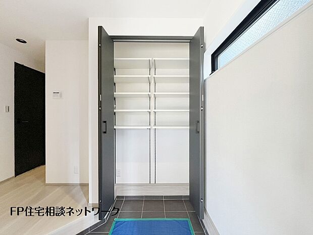 【収納】散らかりがちな玄関をスッキリと保てる玄関収納は、家の中に入る時一番最初に目に付く場所だからこだわりたい。落ち着いた色目が、室内のカラーやデザインと調和。