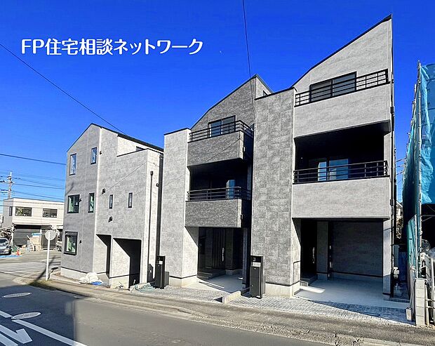 【外観】【類似外観同仕様】施工例のため分譲中の建物とは外壁、屋根開口部等の形状・【類似外観同仕様】施工例のため分譲中の建物とは外壁、屋根開口部等の形状・仕様が異なります。仕様が異なります。