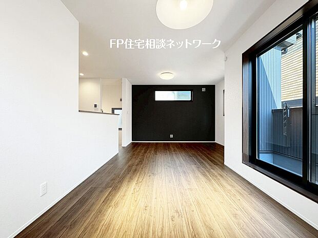 【リビング】想像以上の質感が訪れる者の心を離さない。フローリング素材、窓の配置、壁面タイル、カラーバランス、どれをとってもワンランク上の仕上がり。