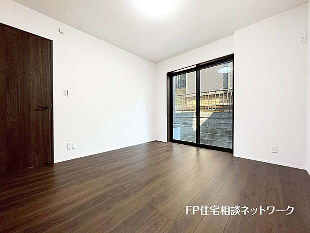 【洋室】大きな窓で日差しを長時間受ける事が出来る暖かいお部屋です。もちろんペアガラスで、遮音性にも優れ、結露も発生しにくい構造。