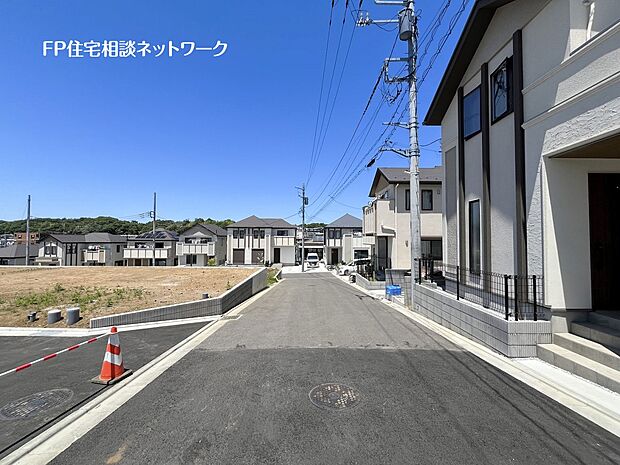 【前面道路含む現地写真】全16棟の大規模開発現場!前面道路の開発道路幅員は6mあるスッキリとした現場で、車通りも少ないので小さなお子様がいらっしゃるご家庭も安心です。