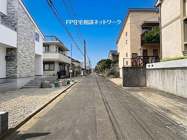 【前面道路含む現地写真】前面道路は幅員約5ｍあり、道路に高低差が無い敷地。車の運転が苦手な方もで安心です。
