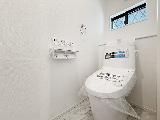 【ウォシュレット】ウォシュレット、暖房便座機能付のトイレです。従来型に比べ節水効果があり、お手入れもしやすい。