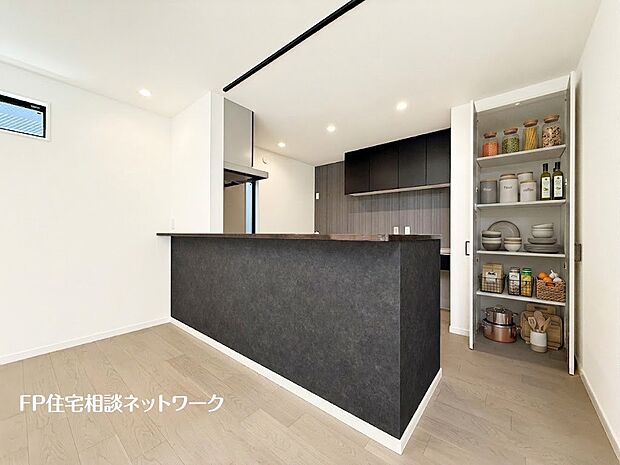 【キッチン】■パントリー■本画像はAIがCGで家具作成しており、実際の現地に家具は設置されておりません。また、販売価格に家具、小物等は含まれておりません。