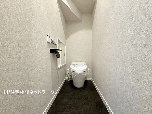 【トイレ】ウォシュレット、暖房便座機能付のトイレです。従来型に比べ節水効果があり、お手入れもしやすいので、家計も家事の負担も軽減してくれます。