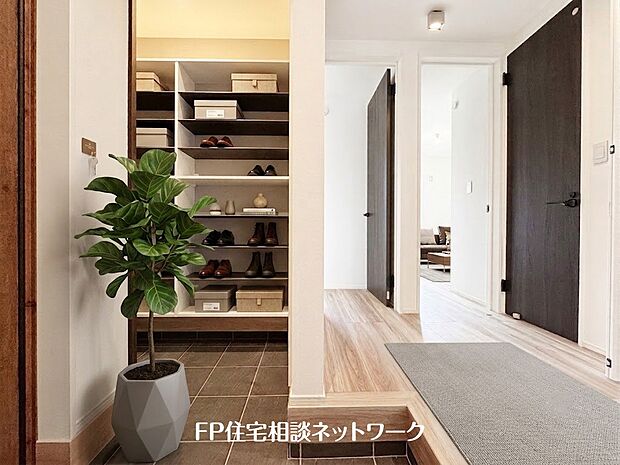 【玄関】■玄関■本画像はAIがCGで家具作成しており、実際の現地に家具は設置されておりません。また、販売価格に家具、小物等は含まれておりません。