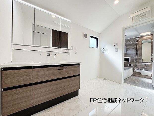【洗面台・洗面所】鏡の裏に収納棚を確保した三面鏡を採用。化粧品や歯ブラシなどを機能的に収納。また、三面鏡の本当の利点は三枚の鏡を合わせることで、頭の側面や背面が見れること。