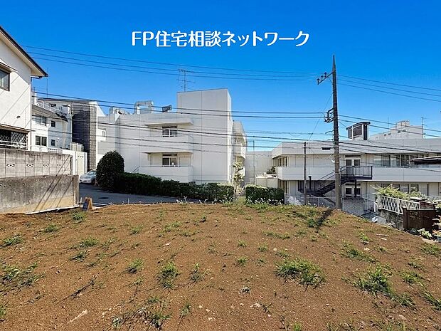 【現地土地写真】土地面積185.28m2以上の広々した敷地は、カースペース並列2台駐車可能な贅沢な広さです。