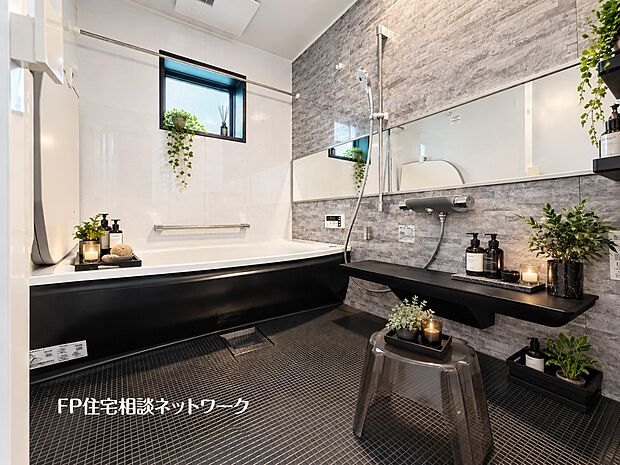 【浴室】本画像の植栽、小物等はCG生成の配置イメージです。販売価格にこれらは含まれず、付帯しません。