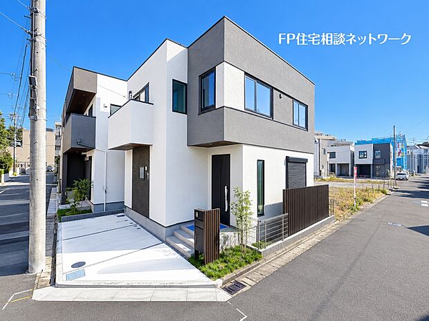 【その他】【類似外観同仕様】施工例のため分譲中の建物とは外壁、屋根開口部等の形状・仕様が異なります。