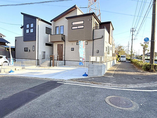 外観写真　（1）号棟　　長期優良住宅の認定・住宅性能評価を取得、安心して長く住める住宅です。
