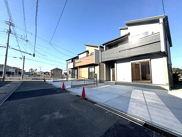 外観　手前:（3）号棟　中央:（2）号棟　奥:（1）号棟　　駐車場2台完備。さわやかな風が吹きぬける高台でデザイン性と住まいとしての安心感を両立。