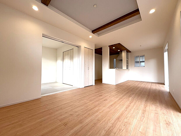 【リビング　(1)号棟　】17畳の南向きリビング。部屋に奥行きを生み出す「折り上げ天井」で洗練されたリビングを。