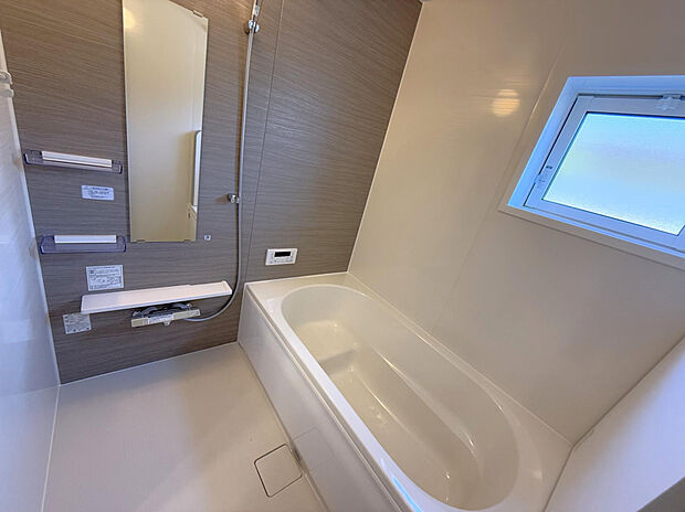 【浴室　(2)号棟】高い断熱瀬能を誇る省エネ浴室。4時間で約2℃の温度変化しかしない高断熱浴槽搭載！ゆったりくつろげる空間でお風呂時間が楽しみになる浴室です！