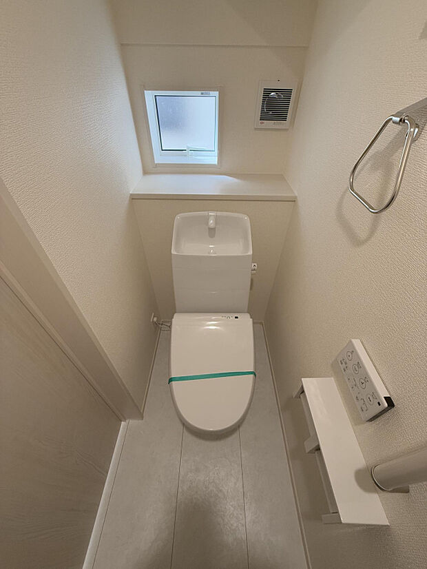 【トイレ　(2)号棟】快適な温水洗浄便座付でほっと落ち着けるトイレです。