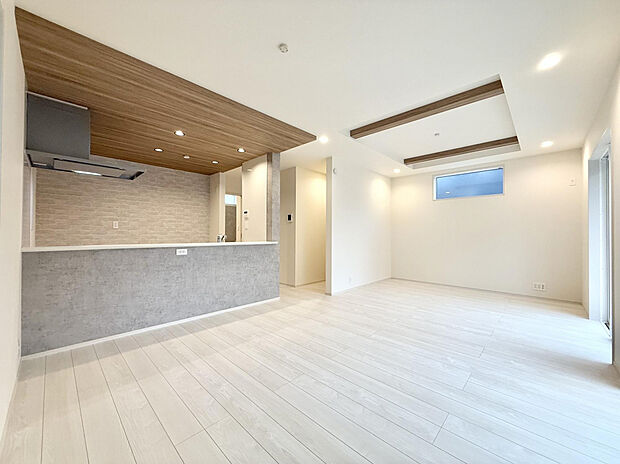 【リビング　(4)号棟】インテリアが映える、開放感と落ち着きを兼ね備えた、上質なひととき。17.375畳のリビングです。