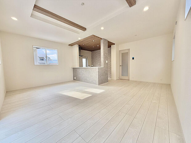 【リビング　(1)号棟】光がたっぷり差し込む、明るい17.125畳のリビング。高さの変化が生まれる折り上げ天井が、リビングに豊かな表情をプラスします。