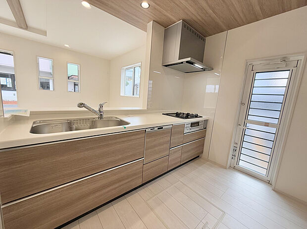 【キッチン　(1)号棟】LDK全体のインテリアに溶け込むデザイン。リビングとの統一感があるおしゃれなキッチンです。