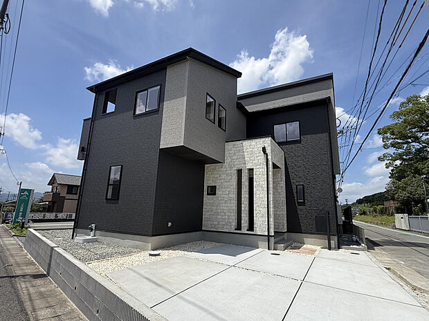 【外観】外観は奥行きのある立体的なデザインにこだわり、細部まで建売感を感じさせない設計です。