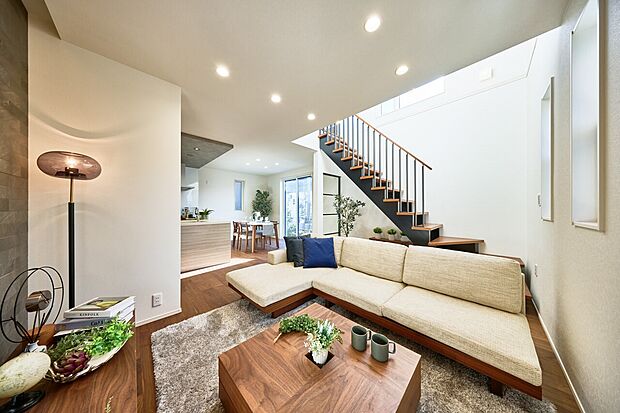 デザイン階段と吹抜がより明るく開放的にリビングダイニングを演出。(1号棟)