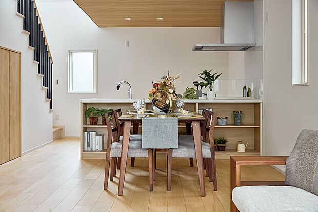 家族が集うダイニング。キッチンにいる時も家族やゲストと会話を楽しめます。お料理の配膳もスピーディーに。（5号棟）