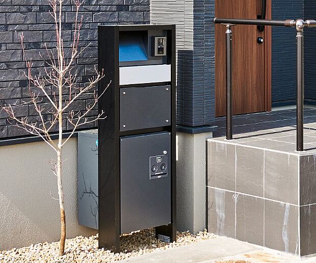 【宅配ボックス・門柱・門柱灯】インターホンや表札・ポストが一体型となった宅配ボックス付のシステム門柱を装備。面倒な再配達の手配や玄関先での受け取りも不要。※表札についてはオプションとなります。
