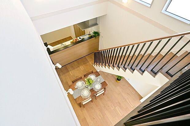 ご家族の団らんや寛ぎの中心となるリビング空間をさらに際立たせる吹抜天井プラン。(1号棟)