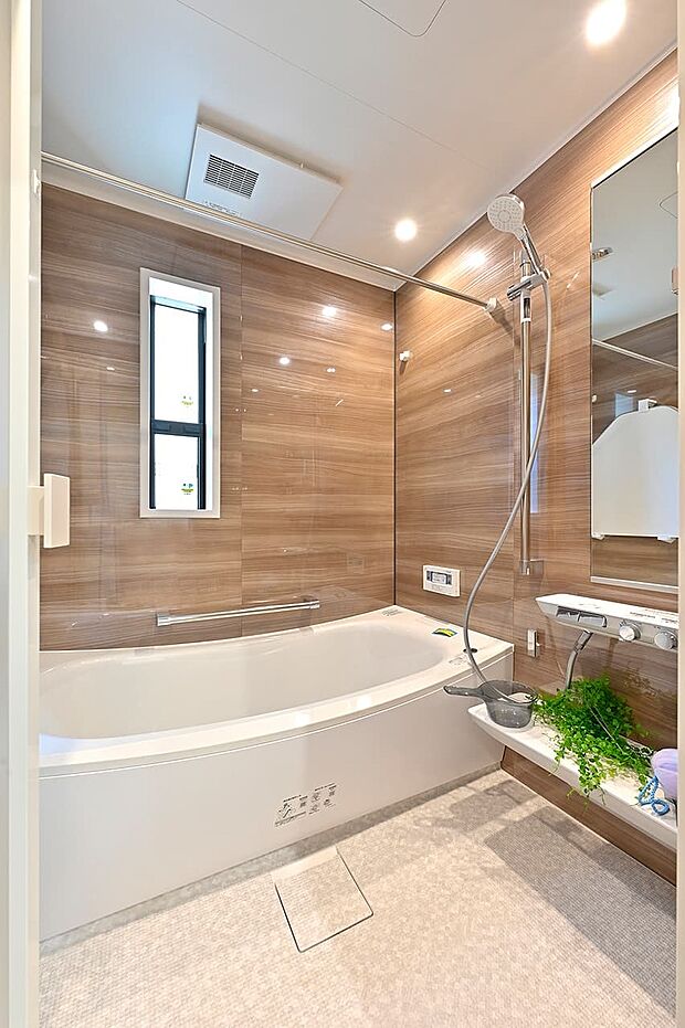 【浴室】4面アクセントパネルを採用した、木目調が落ち着く浴室。浴室乾燥暖房機がついているので、梅雨の時期のお洗濯や寒い日のヒートショック対策にも便利。