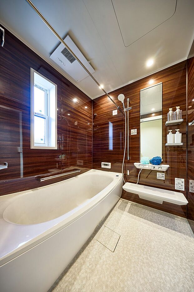 【【TOTO】システムバスルーム】【クレイドル浴槽】ゆりかごに包まれるような新感覚浴槽。4面デザインの美しい壁面とダウンライトが上質な空間を創出。※画像はイメージです。実際の商品とはデザイン・仕様が一部異なります。