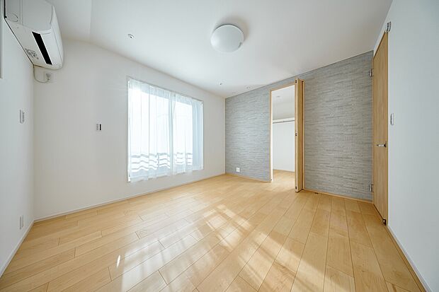 【寝室】広々とした寝室は、バルコニーに面した大きな掃き出し窓からたっぷりの陽光が降り注ぐ、開放感あふれる空間。(5号棟)