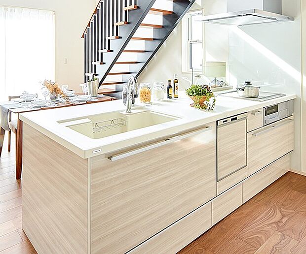 【【クリナップ】フラット対面キッチン】デザイン性に優れたお洒落なキッチン。開放的で一体感のあるLDK空間を創出します。キッチンパネルはマグネット対応です。※画像は建築事例です。販売中の建物とは仕様は異なります。※号地により異なります。