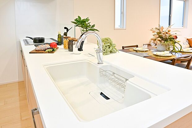 【キッチン】【タッチレス浄水栓】吐水、止水が自動で水栓操作が不要に。【人大シンク】耐久性に優れた、美しくなめらかな質感の人工大理石。(5号棟)
