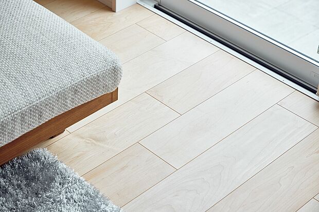 【その他画像】【天然木突き板床材】自然がつくりだす木肌や木目の味わいをマットな質感で表現した、天然木突き板フローリングを採用。抗ウイルス・抗菌性能を備え、上質な日常を演出します。※設置箇所は分譲地により異なります