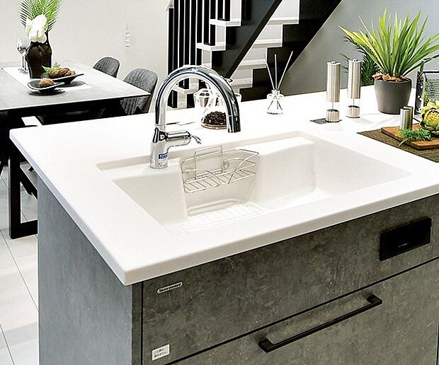 【タッチレス浄水栓・人大シンク】【タッチレス浄水栓】腕を高く持ち上げず吐水止水が可能な側面センサーを採用。【人大シンク】耐久性に優れた、美しくなめらかな質感の人工大理石。※画像は建築事例です。販売中の建物とは仕様は異なります。