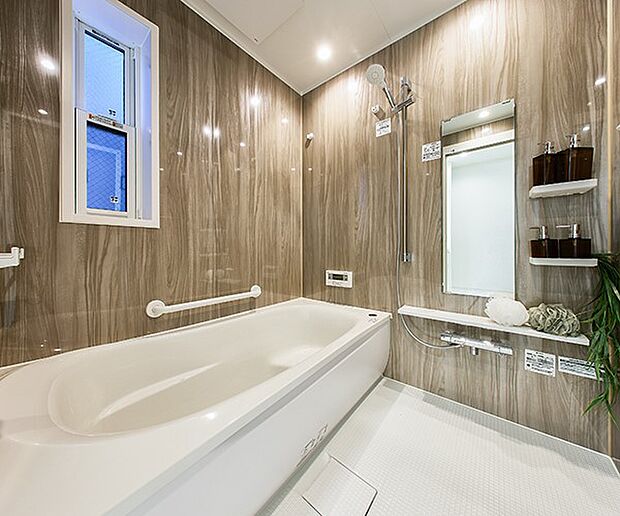 【【TOTO】システムバスルーム】【ゆるリラ浴槽】頭と首をしっかり支え、自然とリラックスする姿勢になれます。4面デザインの美しい壁面とダウンライトが上質な空間を創出。※画像は建築事例です。販売中の建物とは仕様は異なります。