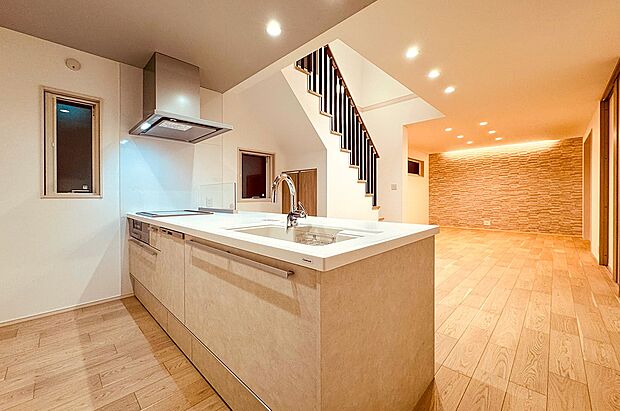 【キッチン】【タッチレス浄水栓】吐水、止水が自動で水栓操作が不要に。【人大シンク】耐久性に優れた、美しくなめらかな質感の人工大理石。（3号棟）