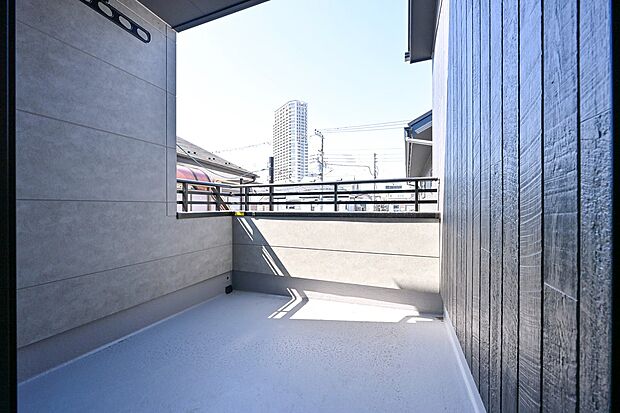 【バルコニー】屋根のかかった広々としたバルコニーは、洗濯物を干すのも安心。また、ガーデニングやカフェタイムも楽しめます。（3号棟）