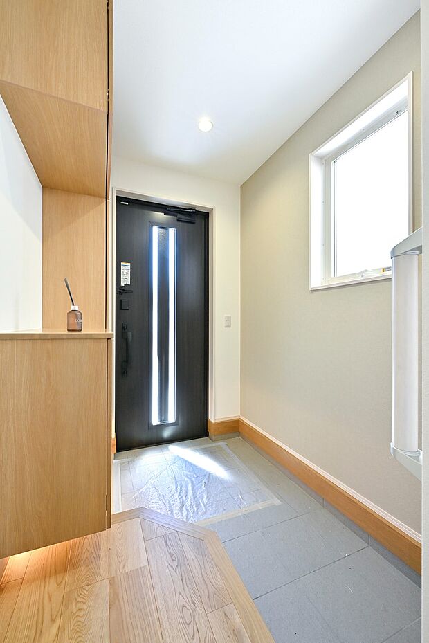 【玄関】玄関には、シューズボックスとシューズクロークを設置。靴以外の大きなものはシューズクロークに収納するなど、使い分けることができます。（1号棟）