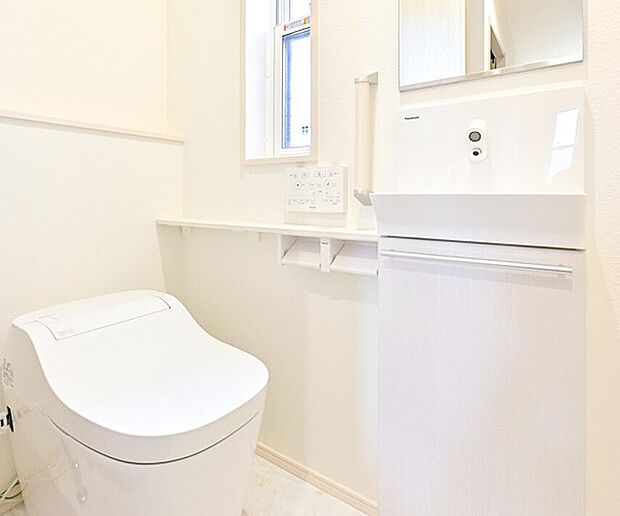 【【Panasonic】アラウーノ】【全自動おそうじトイレアラウーノ】と手洗いキャビネットを採用。流すたびに“泡”でおそうじします。1F手洗いキャビネットはタッチレス水栓。※画像は建築事例です。販売中の建物とは仕様は異なります。