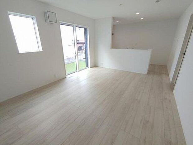 明るく開放的な空間が広がる、キッチン・ダイニング・リビング。室内には豊かな陽光が注ぎ込み、爽やかな住空間を演出。ホームパーティーでもゲストと一緒に料理を楽しみながら楽しい時間を過ごせそう。