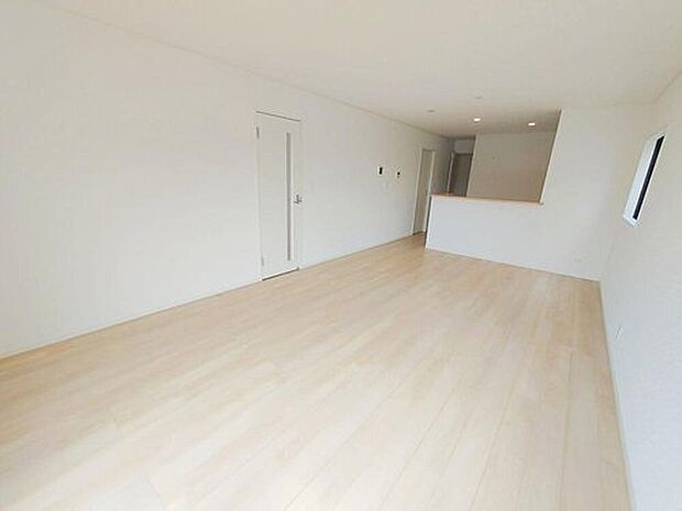 日当たりもよく、広々としたリビングです。ゆったりとした家族の時間をお過ごしいただjけます。休日はご家族そろって、またはお友達を誘って、明るいリビングで楽しい時間をお過ごしください。