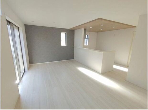 大きな窓で明るいリビングスペースです☆家族の食事や団らんのほか、子供を遊ばせたり、友人を招いたりするLDKは住まいの中心。長時間過ごす場所だから、その空間は住まい全体の居心地を左右します。