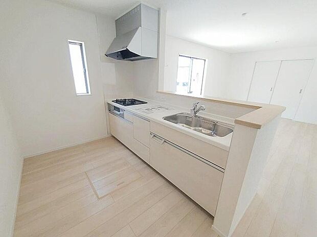 キッチンスペースはご家族みんなで作業ができるスペースを確保しております。みんなで楽しくお料理やお片付けをすれば、家事の時間も家族のコミュニケーションの時間に変わります。