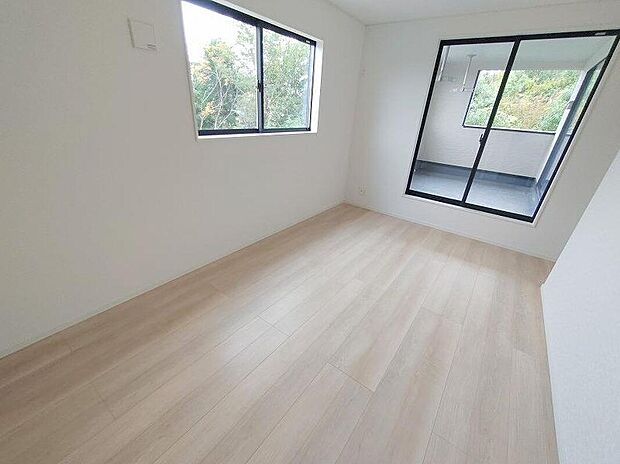 2面採光の洋室です。窓からの眺望もよくなり視界が広いので、部屋にいても飽きません、そしてもちろん大切なのは明るさと風通し、明るい日差しと心地よい風で自分のお部屋でくつろげる贅沢をご提供します。