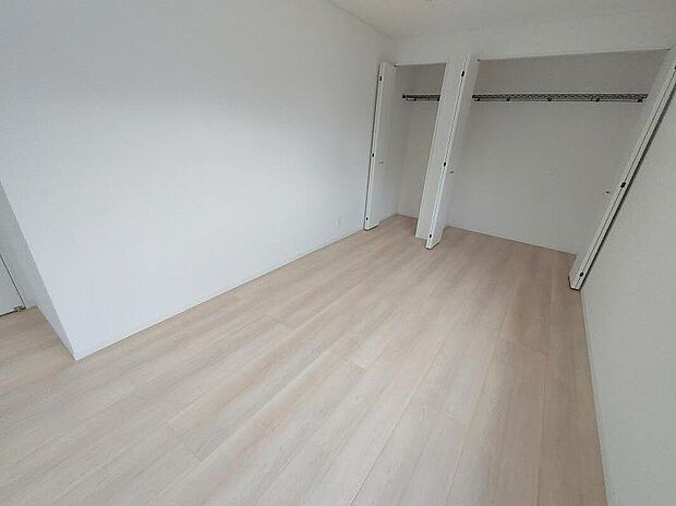 2階の居室は日当たりも眺望もよい気持ちの良い空間となっております。2面採光となっておりますので、広く景色を楽しめるのはもちろん、風通しが良く嫌なことがあっても自分のお部屋でリフレッシュできます。