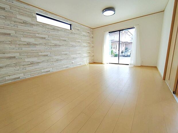 広々としたリビングは南側に設けた掃き出し窓からたくさんの陽光を取り入れてくれます。家族が集まる空間ですからやはり明るさと、暖かさは大切です。広さがありますので家具の配置に悩まなくて済むのも良いです。